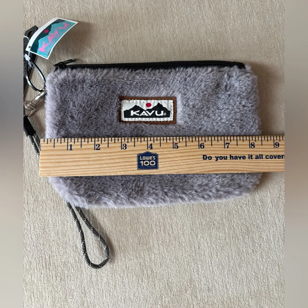 Kavu NWT Gray Faux Fur Plush Fuzzy Soft Zip Wristlet Clutch Handbag Coin Purse